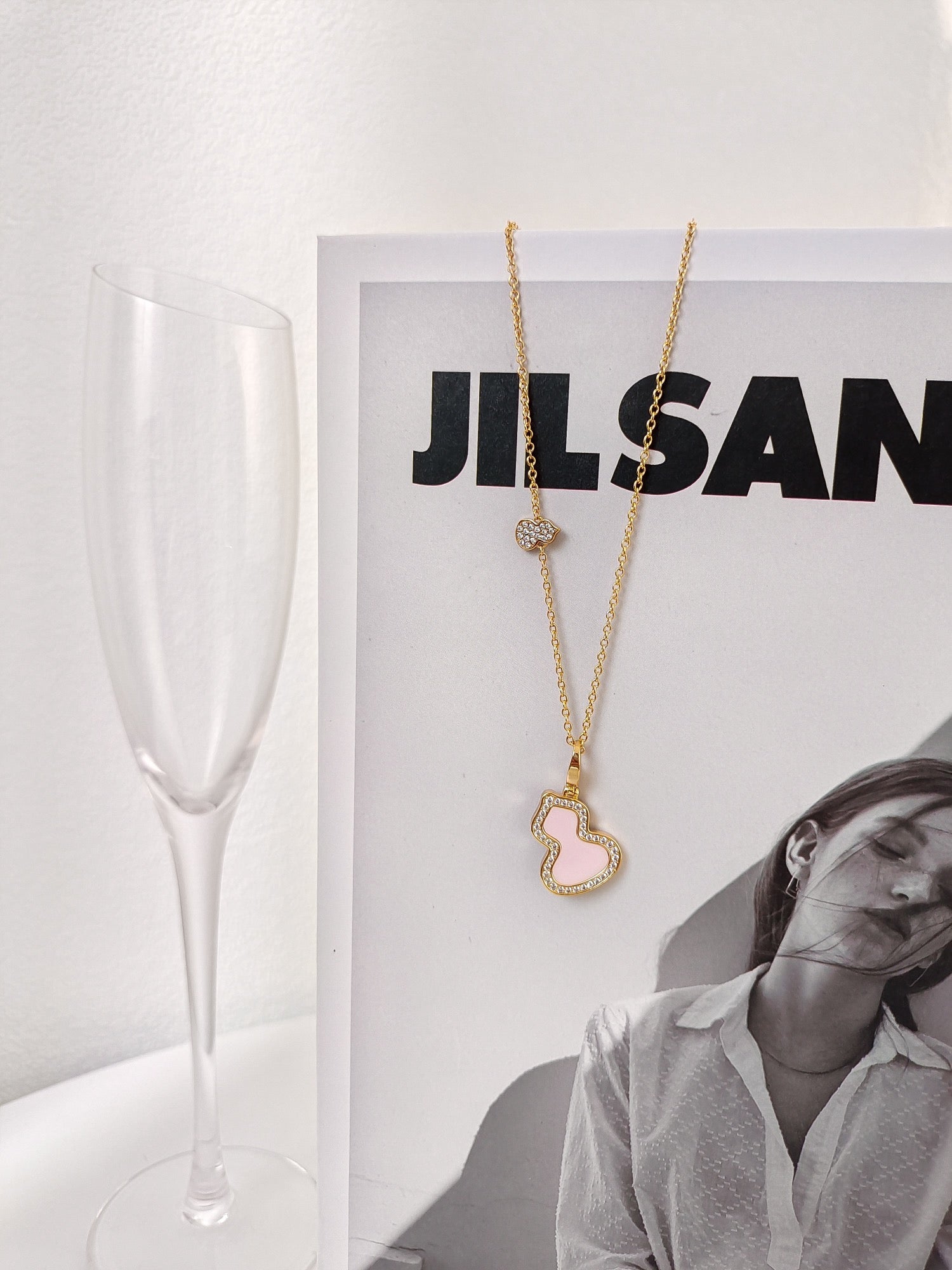 QEELIN WULU 2 MOTIF PINK MOP PINK GOLD NECKLACE