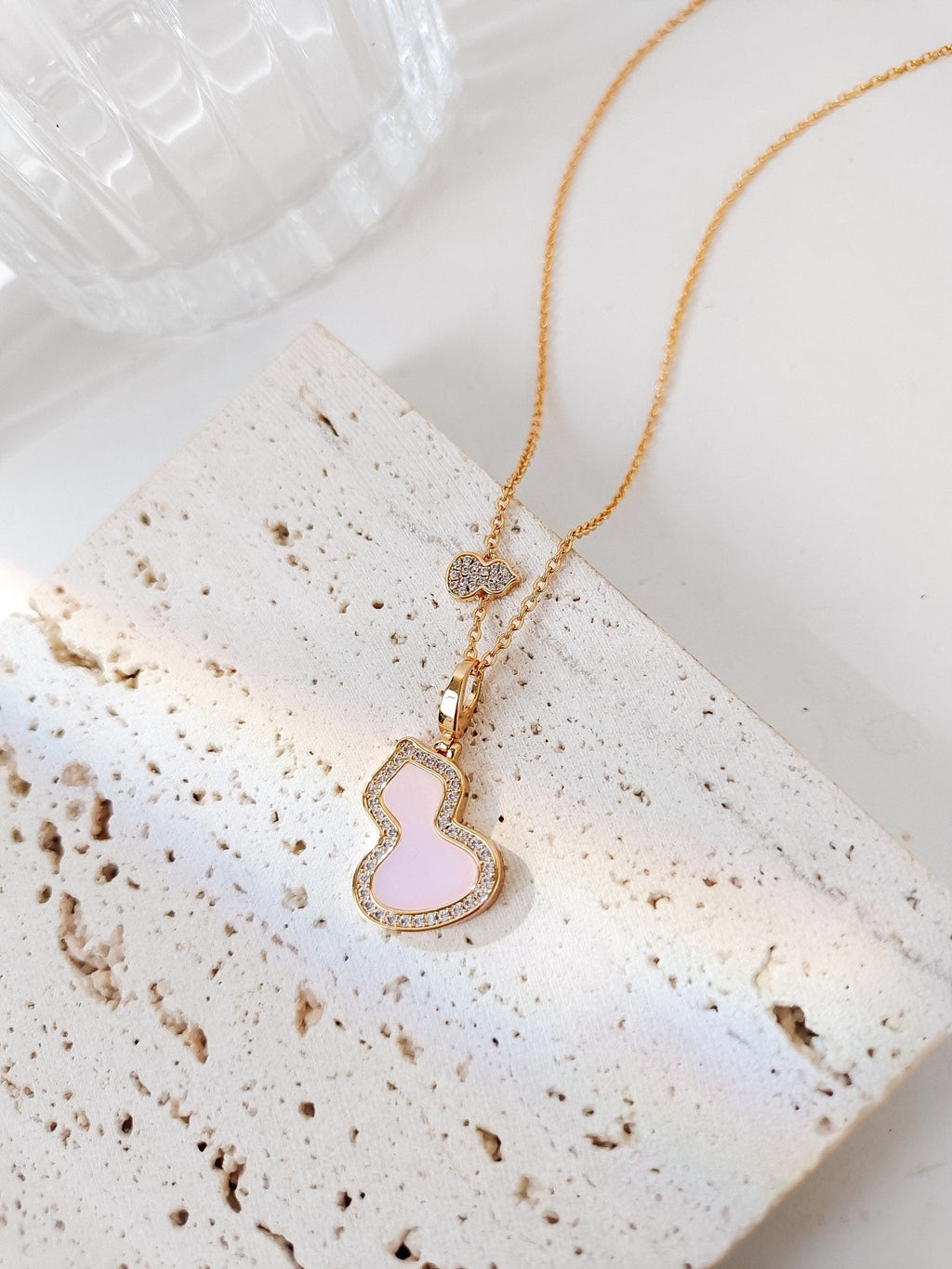 QEELIN WULU 2 MOTIF PINK MOP PINK GOLD NECKLACE