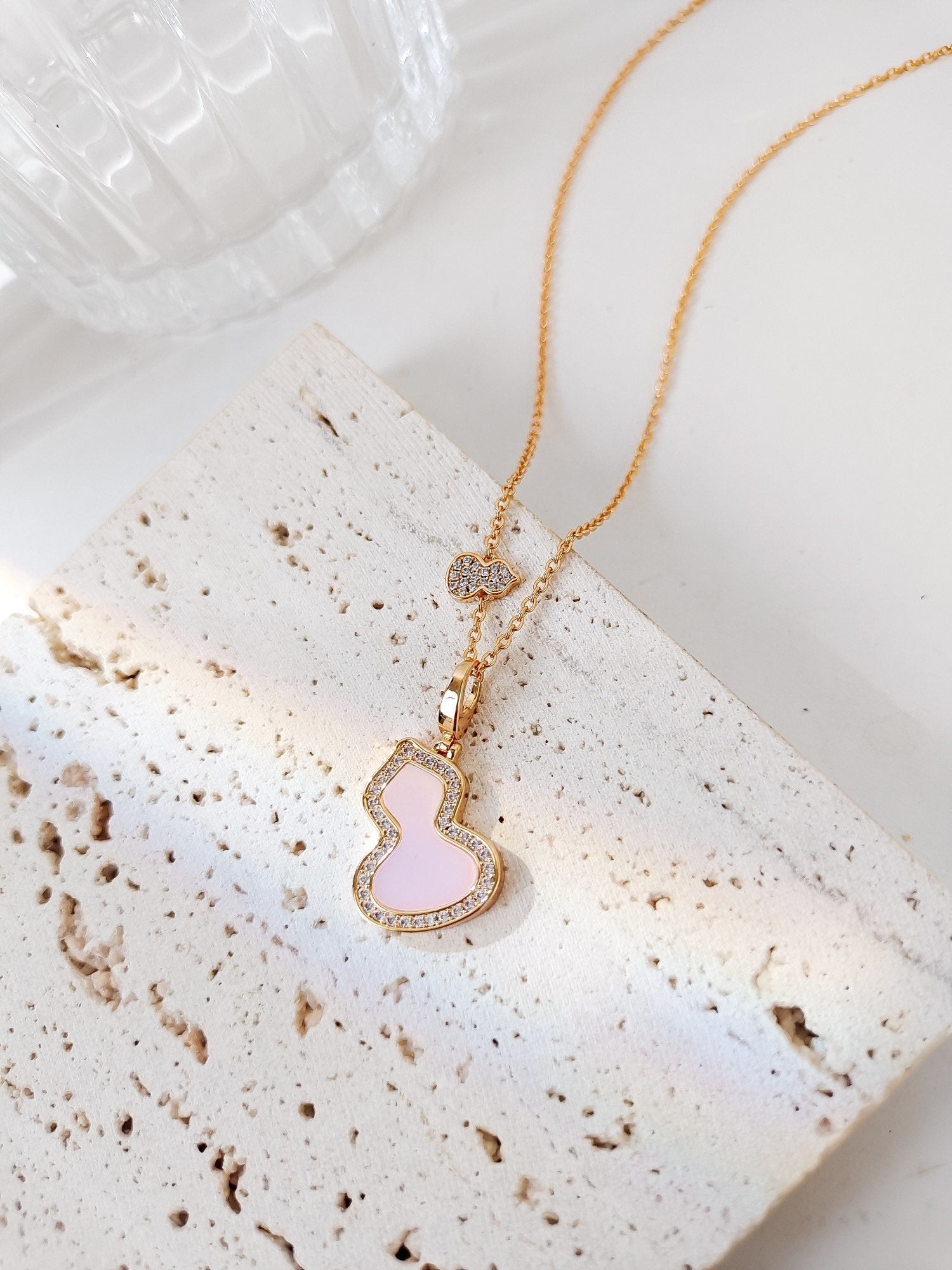 QEELIN WULU 2 MOTIF PINK MOP PINK GOLD NECKLACE