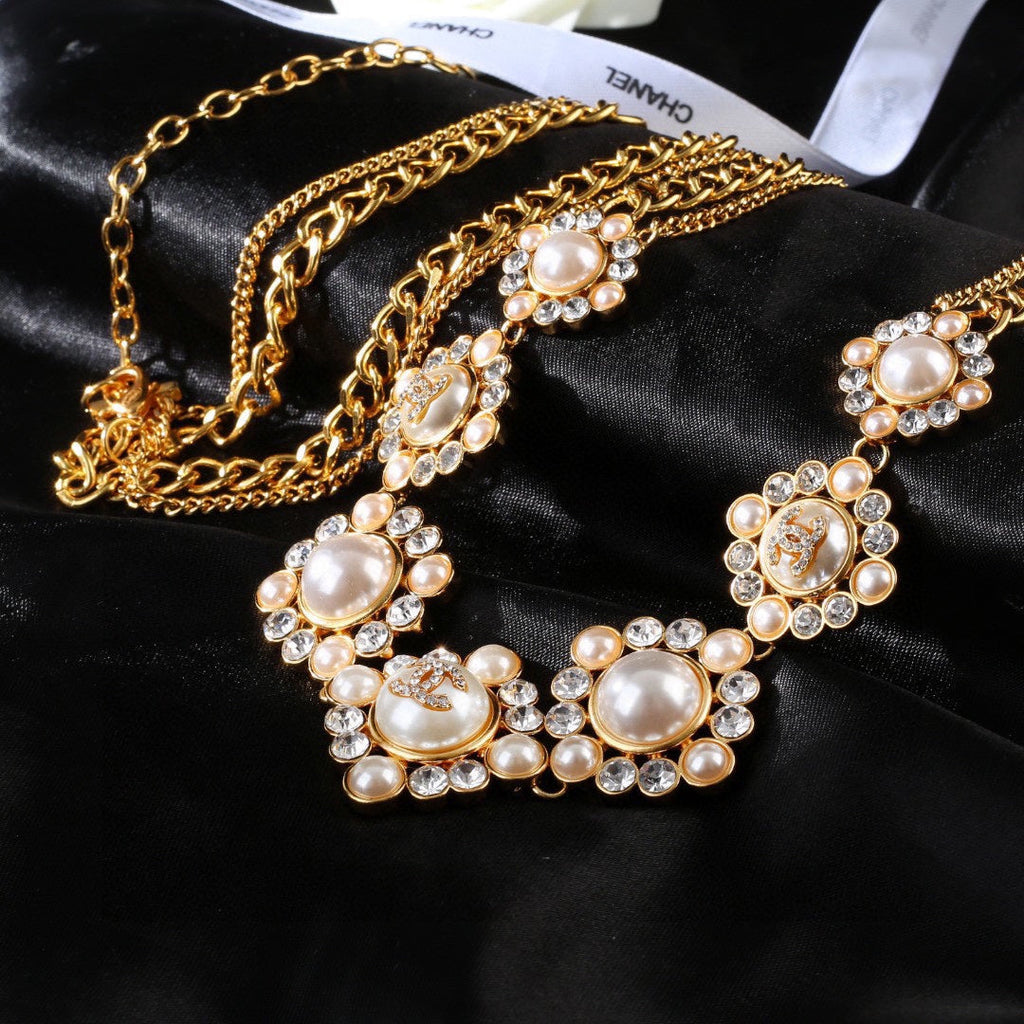 CHANEL 25S CHAIN BELT IN GOLD METALLIC WITH PEARL 614283