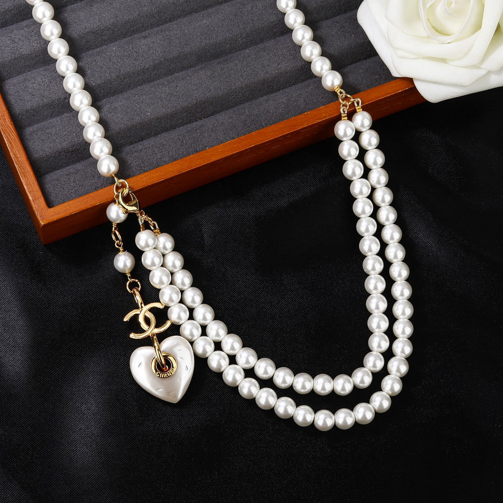 CHANEL 25S CHAIN BELT IN WHITE PEARL 614404